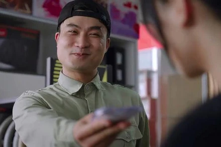 Duy Hưng với biểu cảm hài hước trong một cảnh quay. (Ảnh: VTVgo)