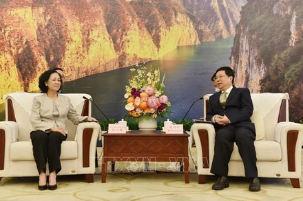 Đồng chí Trương Thị Mai hội kiến Thị trưởng Trùng Khánh Hồ Hoành Hoa. (Ảnh: TTXVN)