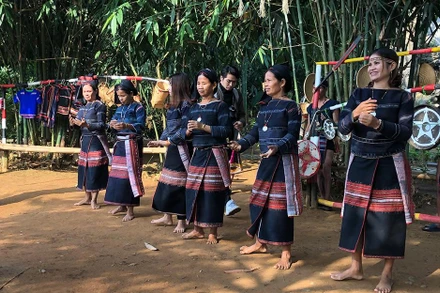 Trình diễn dân vũ tại Làng Văn hóa-Du lịch các dân tộc Việt Nam.