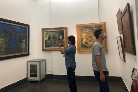 Người xem tại triển lãm tranh.