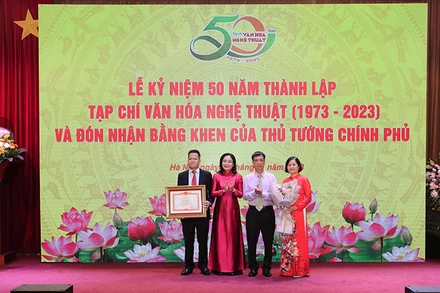 Thứ trưởng Trịnh Thị Thủy trao Bằng khen của Thủ tướng Chính phủ cho Tạp chí Văn hóa Nghệ thuật. (Ảnh: Ban tổ chức)