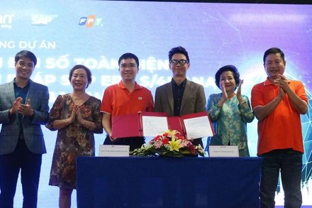 Đại diện FPT và Công ty cổ phần Ba Huân ký kết hợp tác chuyển đổi số toàn diện.