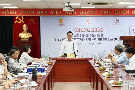 Hội đồng chung khảo Giải báo chí toàn quốc “Vì sự nghiệp phát triển văn hóa, thể thao và du lịch” lần thứ nhất. (Ảnh: TRẦN HUẤN)