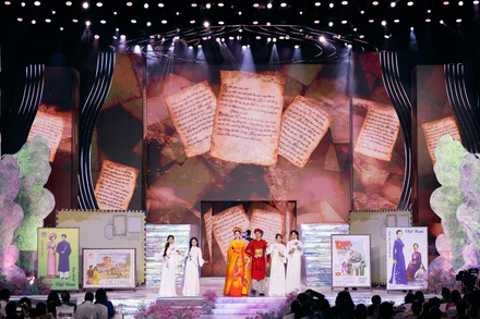 Bộ sưu tập áo dài “Thư từ phố thị”. (Ảnh: NVCC)