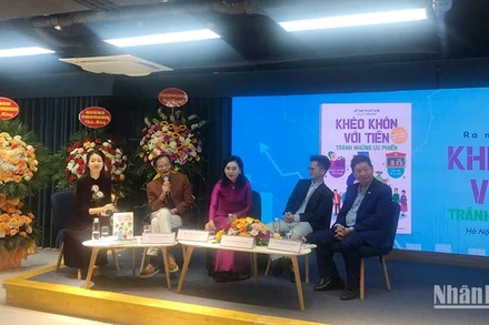 Các diễn giả trò chuyện về cuốn sách tại buổi ra mắt sách.