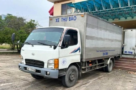 Xe vận chuyển rượu lậu “ngụy trang” bằng xe thư báo bị Công an Quảng Bình bắt giữ.