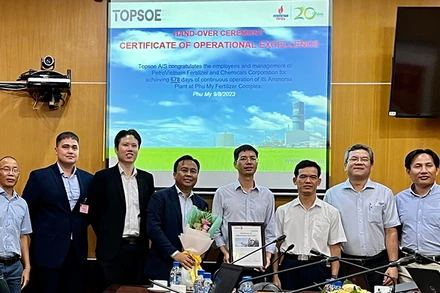 Ông Amrul Atiqi Sansudin – Giám đốc Haldor Topsoe châu Á, trao Chứng nhận Vận hành xuất sắc cho đại diện Nhà máy Đạm Phú Mỹ.