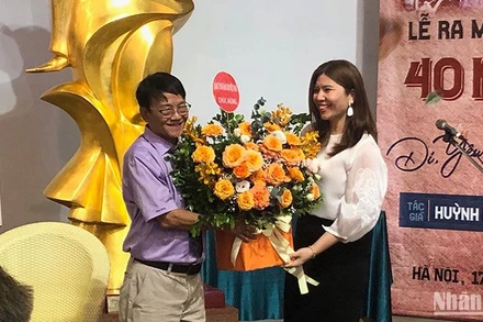 Nhà báo Huỳnh Dũng Nhân trong ngày ra mắt sách.