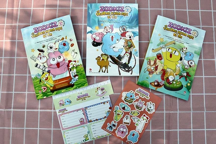 Ba tập đầu tiên của bộ truyện, đi kèm với những quà tặng phù hợp với lứa tuổi học đường. (Ảnh: NXB Kim Đồng)