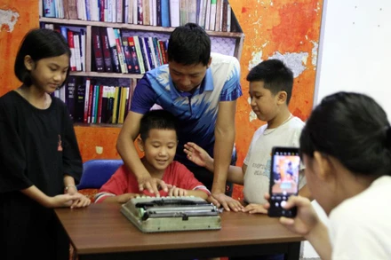 Các em nhỏ tham quan và tìm hiểu tại Bảo tàng. (Ảnh: MEDDOM)