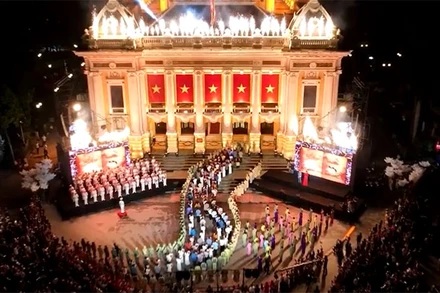 Chương trình có sự kết hợp cả sân khấu bên trong và ngoài Nhà hát Lớn Hà Nội. (Ảnh chụp màn hình)