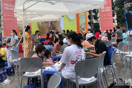 Các gia đình vui chơi cuối tuần tại Phố đi bộ Hồ Gươm.