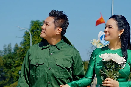 Ca sĩ Tân Nhàn và NSND Quốc Hưng trong MV “Người Hà Tĩnh có thương”. (Ảnh: Ê-kíp cung cấp)