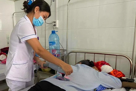 Điều trị cho bệnh nhân tại Bệnh viện Y dược cổ truyền Quảng Bình.