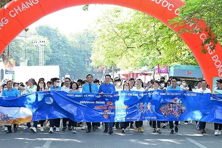 Đại diện các bộ, ban, ngành, đoàn thể, người dân, thanh niên… cùng hưởng ứng chặng 8 chương trình “Những bước chân vì cộng đồng”.