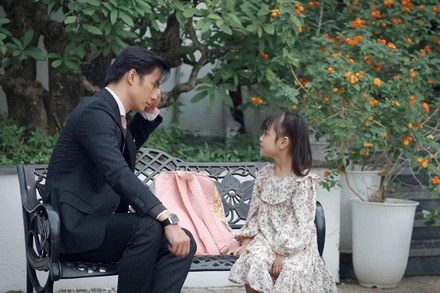 Nhan Phúc Vinh và bạn diễn nhí An Nhiên trong phim "Đừng làm mẹ cáu". (Ảnh: VFC)