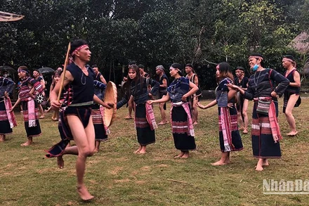 Trình diễn dân vũ tại không gian dân tộc Ê-đê và Bana, Làng Văn hóa - Du lịch các dân tộc Việt Nam.