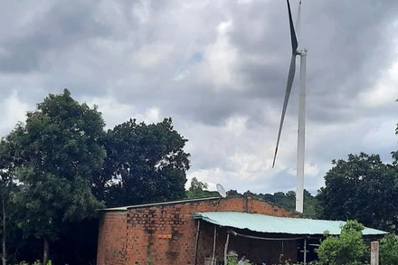 Nhiều hộ dân ở huyện Chư Pứh sống dưới cánh quạt điện gió nhưng chưa được hỗ trợ, đền bù thỏa đáng.