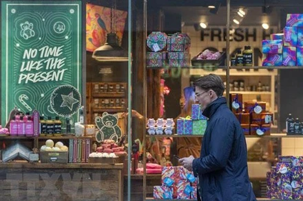 Một cửa hàng tại London, Anh, ngày 16/12/2021. (Ảnh: THX/TTXVN)