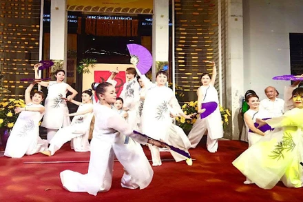 Biểu diễn nghệ thuật trong chương trình Muôn nẻo đường tơ đêm khai mạc.