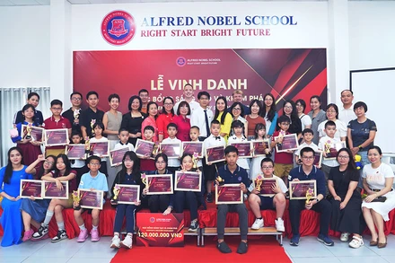 Đại diện các học sinh nhận học bổng Sáng tạo và Khám phá năm học 2024-2025 cùng người thân, thầy cô giáo.