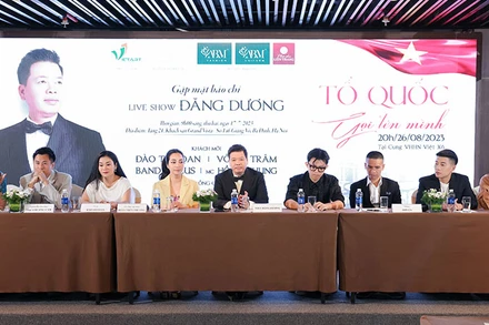 NSƯT Đăng Dương (giữa) và các nghệ sĩ tham gia show diễn. (Ảnh: Ban tổ chức)