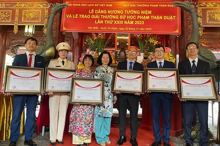 6 tiến sĩ được trao giải thưởng sử học Phạm Thận Duật. (Ảnh: Ban tổ chức)