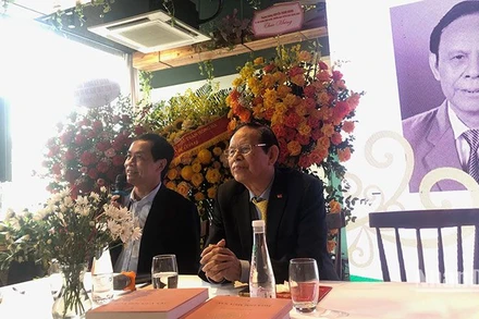 Ra mắt tập thơ “Hoa đời mùa sau” của Phó Giáo sư, Tiến sĩ Nguyễn Hồng Vinh