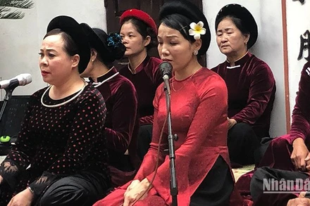 Hát ca trù tại đền Mẫu Đào Nương (Hưng Yên).