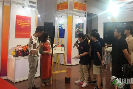 Các bạn nhỏ hào hứng tham gia hoạt động Ngày Sách Việt Nam 2023 tại Thư viện Quốc gia.