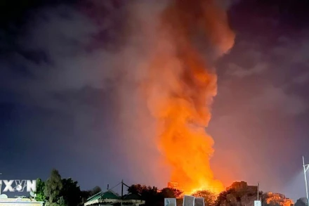 Khói bốc lên từ địa điểm ở thủ đô Sanaa, Yemen sau cuộc không kích của Mỹ ngày 19/3. (Ảnh: THX/TTXVN)