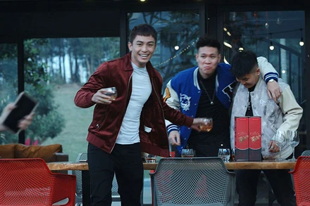 Diễn viên Lãnh Thanh (áo đỏ) trong phim. (Ảnh: VFC)