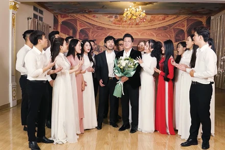 NSND Quốc Hưng cùng các học trò trong MV. (Ảnh chụp màn hình)