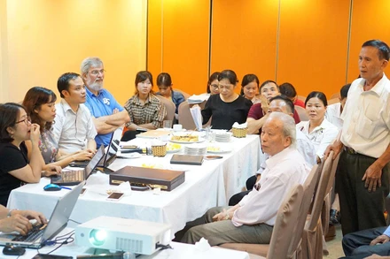 Tập huấn và chia sẻ thông tin giữa các chuyên gia nghiên cứu sinh học Việt Nam, Bỉ với các ông lang bà mế của tỉnh Tuyên Quang và Hà Giang. (Ảnh: Dự án cung cấp)