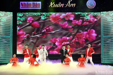 Một tiết mục trong chương trình “Xuân ấm 2023”. (Ảnh: THÀNH ĐẠT)