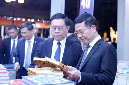 Bí thư Trung ương Đảng, Trưởng Ban Tuyên giáo Trung ương Nguyễn Trọng Nghĩa và Bộ trưởng Thông tin và Truyền thông Nguyễn Mạnh Hùng tham quan các gian hàng sách.