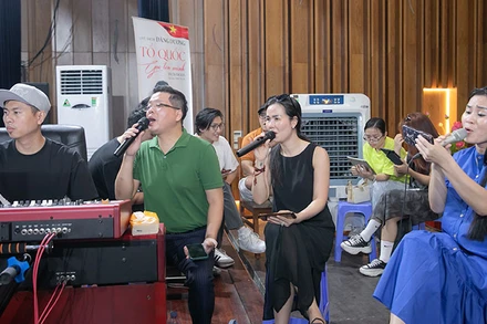 NSƯT Đăng Dương luyện tập cùng các nghệ sĩ. (Ảnh: Ban tổ chức)