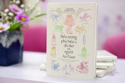 Cuốn sách “Biểu tượng, phù hiệu và đồ thờ của người An Nam” của tác giả Gustave Dumoutier. (Ảnh: NHÃ NAM)