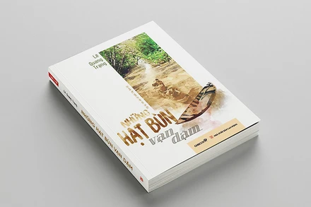 Tập tản văn "Những hạt bùn vạn dặm". (Ảnh: Chibooks)