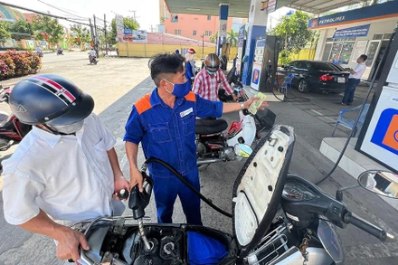 Các cửa hàng kinh doanh xăng, dầu trên địa bàn hoạt động bình thường bảo đảm nhu cầu sản xuất, đi lại của người dân.