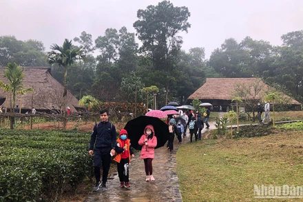 Du khách tham quan Làng Văn hóa-Du lịch các dân tộc Việt Nam.