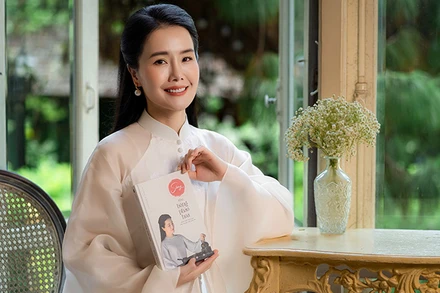 Tác giả Ruby Nguyen và cuốn sách. (Ảnh: Ban tổ chức)