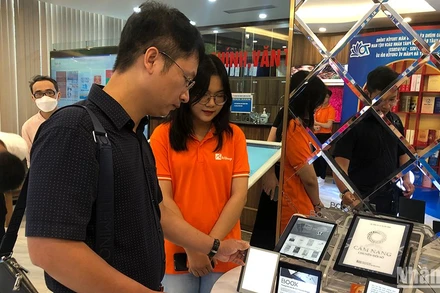 Độc giả tham khảo các thiết bị đọc sách điện tử.