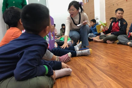 Các em nhỏ cùng cô quản trò chơi trò "Nu na nu nống"