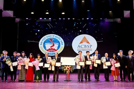Lãnh đạo Trường đại học Kinh tế Quốc dân trao chứng nhận kiểm định chất lượng ACBSP (Hoa Kỳ) cho các đơn vị quản lý chương trình đào tạo của trường 
