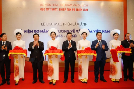 Các đồng chí lãnh đạo Đảng, Nhà nước cắt băng khai mạc triển lãm. (Ảnh: NAM NGUYỄN)