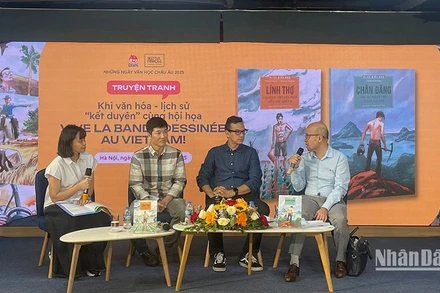 Dịch giả Phan Hồng Minh, nhà nghiên cứu Lê Nguyên Long, tác giả Clément Baloup và phiên dịch viên tại buổi trò chuyện về bộ truyện.