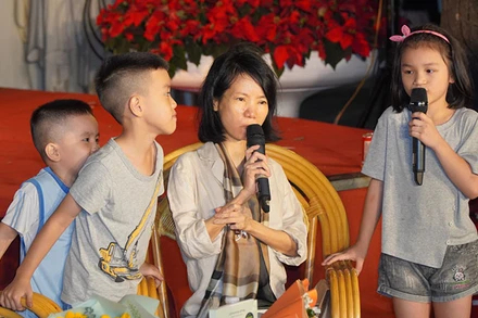 Dịch giả Bích Lan giao lưu cùng bạn đọc nhỏ tuổi. (Ảnh: NAM HUY)