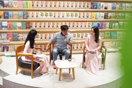 Tác giả Cho Chang In cùng dịch giả Nguyễn Thị Thu Vân (bên phải) và MC Lan Thanh. (Ảnh: Nhã Nam)