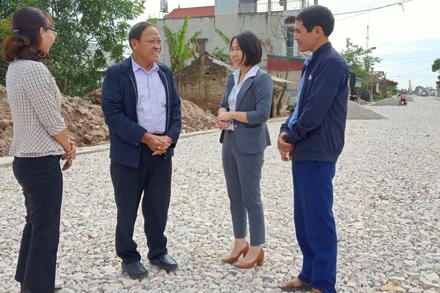 Giáo dân Nguyễn Văn Cường (thứ hai từ trái sang), trú tại xã Quỳnh Ngọc (huyện Quỳnh Phụ, tỉnh Thái Bình) tự nguyện góp hơn 200 mét vuông đất ở trị giá hơn 1 tỷ đồng để làm đường.